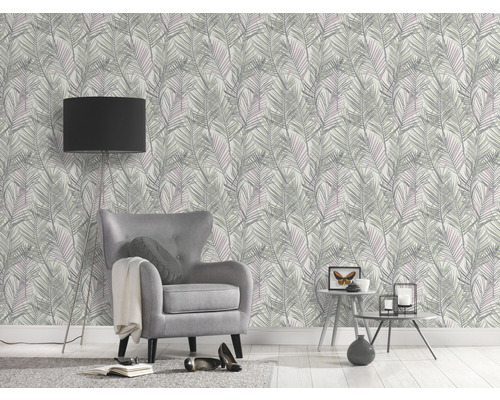 Gedecoreerde kamer met fauteuil, vloerlamp en behang met bladerpatroon