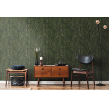 Decoratieve kamer met palmbladbehang, houten ladekast, stoel en vloerlamp