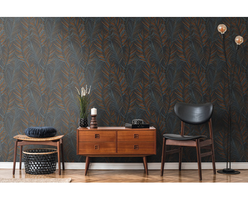 Woonkamer met behang met print, ladekast, stoel en vloerlamp