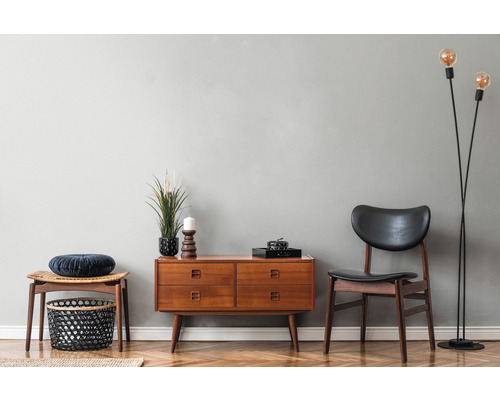 Woonkamer in mid-century stijl met houten dressoir, stoel, kruk en vloerlamp