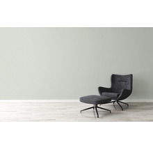 Fauteuil met voetenbank op houten vloer