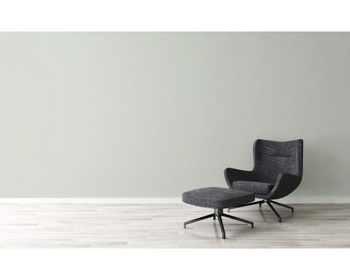 Fauteuil met voetenbank op houten vloer