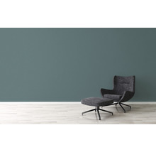 Fauteuil en voetenbank voor een muur