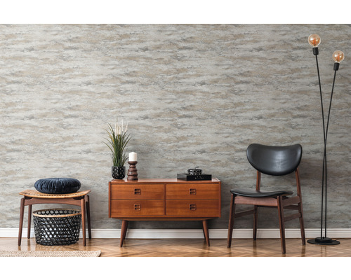 Kameroverzicht met patroonbehang, ladekast, stoel en vloerlamp