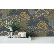Decoratief behang met bloemmotief, gecombineerd met kaars, zilveren kruik en eucalyptus op een witte tafel.