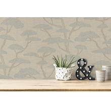 Behang met boommotief als achtergrond voor decoraties op een houten tafel