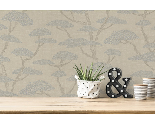 Behang met boommotief als achtergrond voor decoraties op een houten tafel