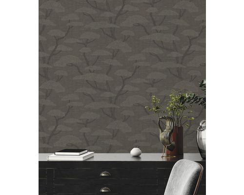 Woonkamer met behang met boommotief en dressoir