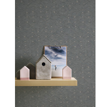 Scene met behang met patroon, plank, decoraties en een foto op een klembord.