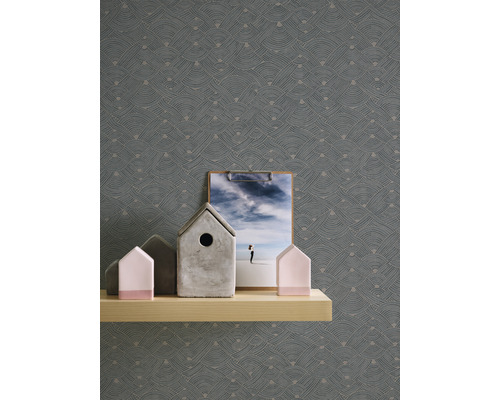 Scene met behang met patroon, plank, decoraties en een foto op een klembord.