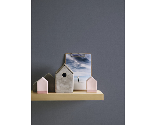 Decoratieve huisjes en een foto op een plank