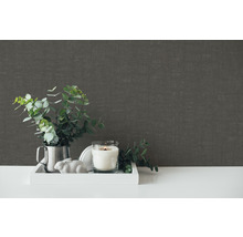 Decoratieve scène met kaars, plant en grijs wandbehang
