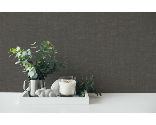 Decoratieve scène met kaars, plant en grijs wandbehang