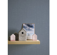 Decoratieve scène met een plank waarop decoratieve huisjes en een klembord staan