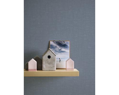 Decoratieve scène met een plank waarop decoratieve huisjes en een klembord staan