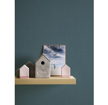 Decoratieve huizen en een foto op een plank