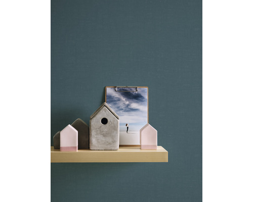 Decoratieve huizen en een foto op een plank