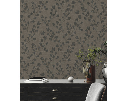 Behang met plantenmotief op een donkere ladekast