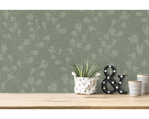 Behang met bloemmotief op de muur