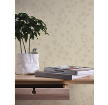 Behang met plantenmotief, boeken en plant op een tafel