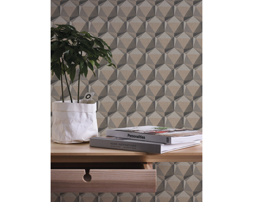 Kamerzicht met geometrisch behang, plant, boeken en tafel