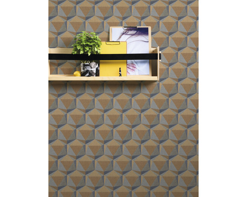 Wand met geometrisch 3D-behang en een plank met decoraties