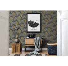 Inrichtingsvoorbeeld met bloemenbehang, houten commode, decoratie en fotolijst.