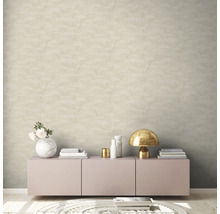 Woonkamer met patroonbehang, dressoir en decoraties.