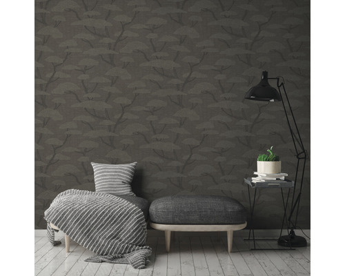 Woonkamer met patroonbehang, zitbank en staande lamp