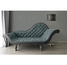 Chaise longue met knoopsluiting naast staande lamp en gordijn