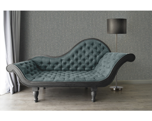 Chaise longue met knoopsluiting naast staande lamp en gordijn