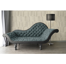 Scene met chaise longue in interieur voor een gestreept behang en een staande lamp