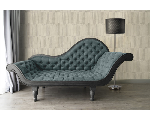 Scene met chaise longue in interieur voor een gestreept behang en een staande lamp