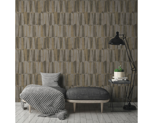 Kameroverzicht met patroonbehang, zitgelegenheid en vloerlamp