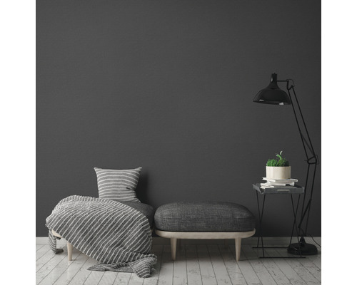 Woonkamer met daybed, kruk, bijzettafel en vloerlamp