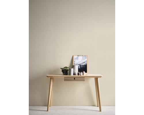 Lichte werkkamer met houten tafel, plant, decoratie en foto