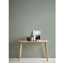 Houten tafel met decoratie en foto aan de wand