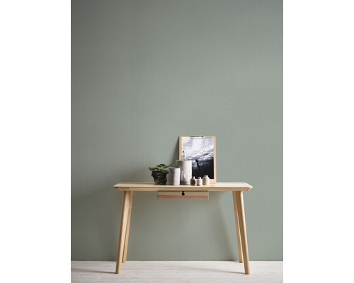 Houten tafel met decoratie en foto aan de wand
