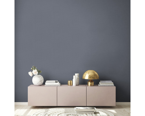 Woonkamer met dressoir, tafellamp, decoratie en vloerkleed