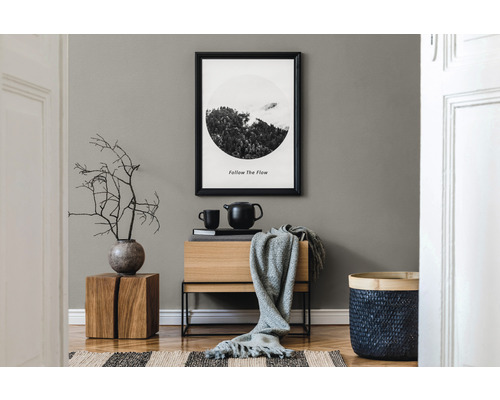 Modern interieur met houten meubels, decoratie en ingelijste foto