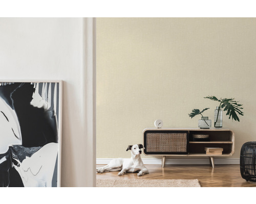 Lichte woonkamer met geel behang, dressoir en hond