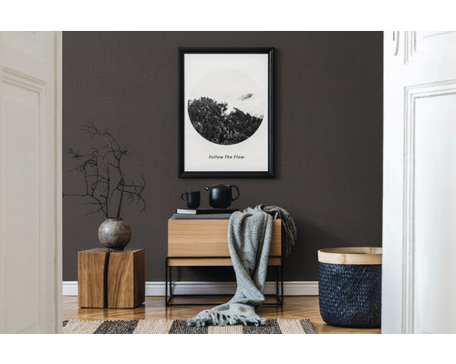 Inrichtingsvoorbeeld met ladekast, decoratie en wandafbeelding