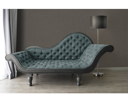 Chaise longue met knoopsluiting en vloerlamp
