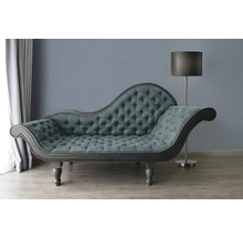 Chaise longue met knoopsluiting en vloerlamp