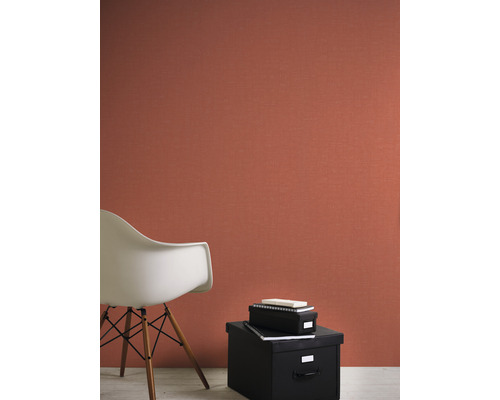 Close-up van een kamer met textielbehang, een stoel en opbergdozen