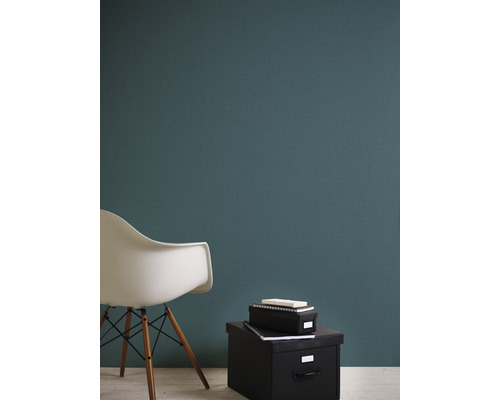 Scene met stoel, opbergdozen en muurverf