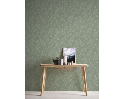 Afbeelding van een kamer met bloemenbehang, een houten tafel en decoratieve objecten