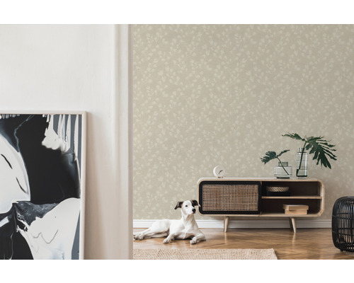 Lichte kamer met patroonbehang, dressoir en hond