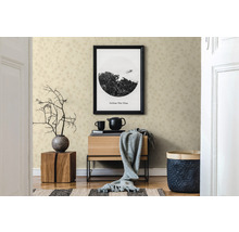 Decoratieve wandbekleding met patroonbehang in een heldere ruimte.