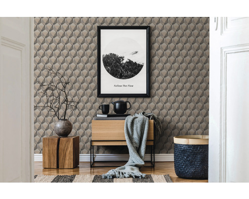 Decoratieve kamer met driedimensionaal behang, commode en woonaccessoires.